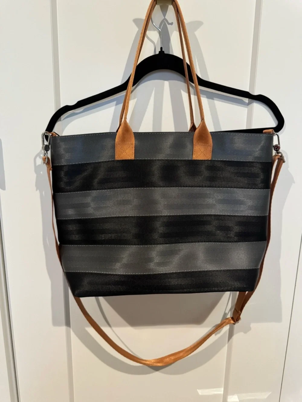 HARVEYS Limited Edition: Striped Black SealtbeltBag with Embroidered Heart Patch - Picture 3 of 6